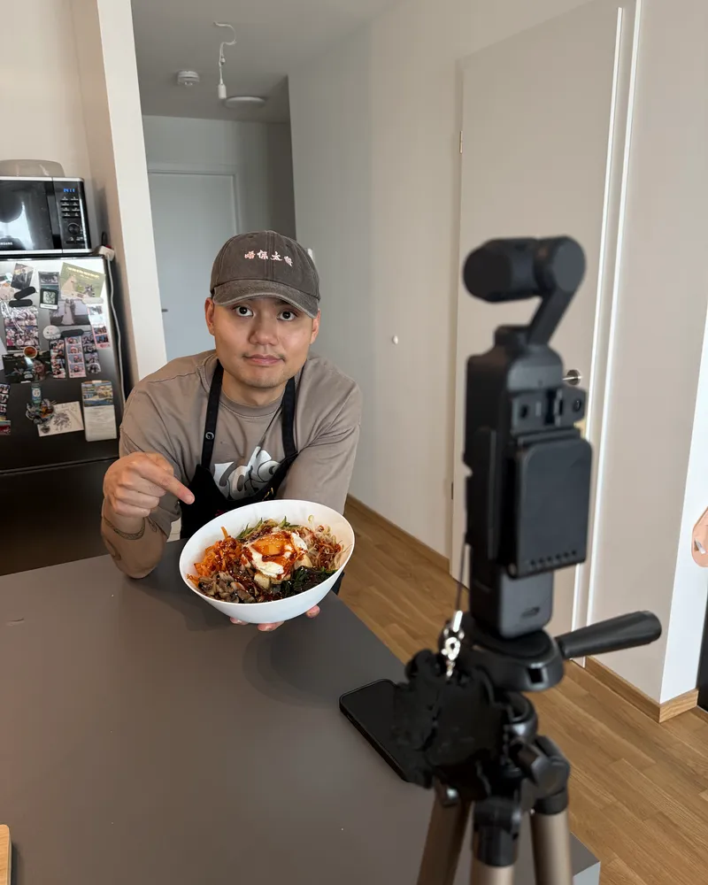 An Tri Tran mit einer Bowl in der Hand, vor ihm eine Kamera auf dem Stativ